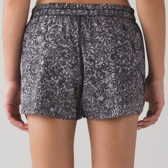 Lululemon Hit It Short (3 1/2") Mini Cinder Lace White Black / Black Size 4 - Picture 3 of 9